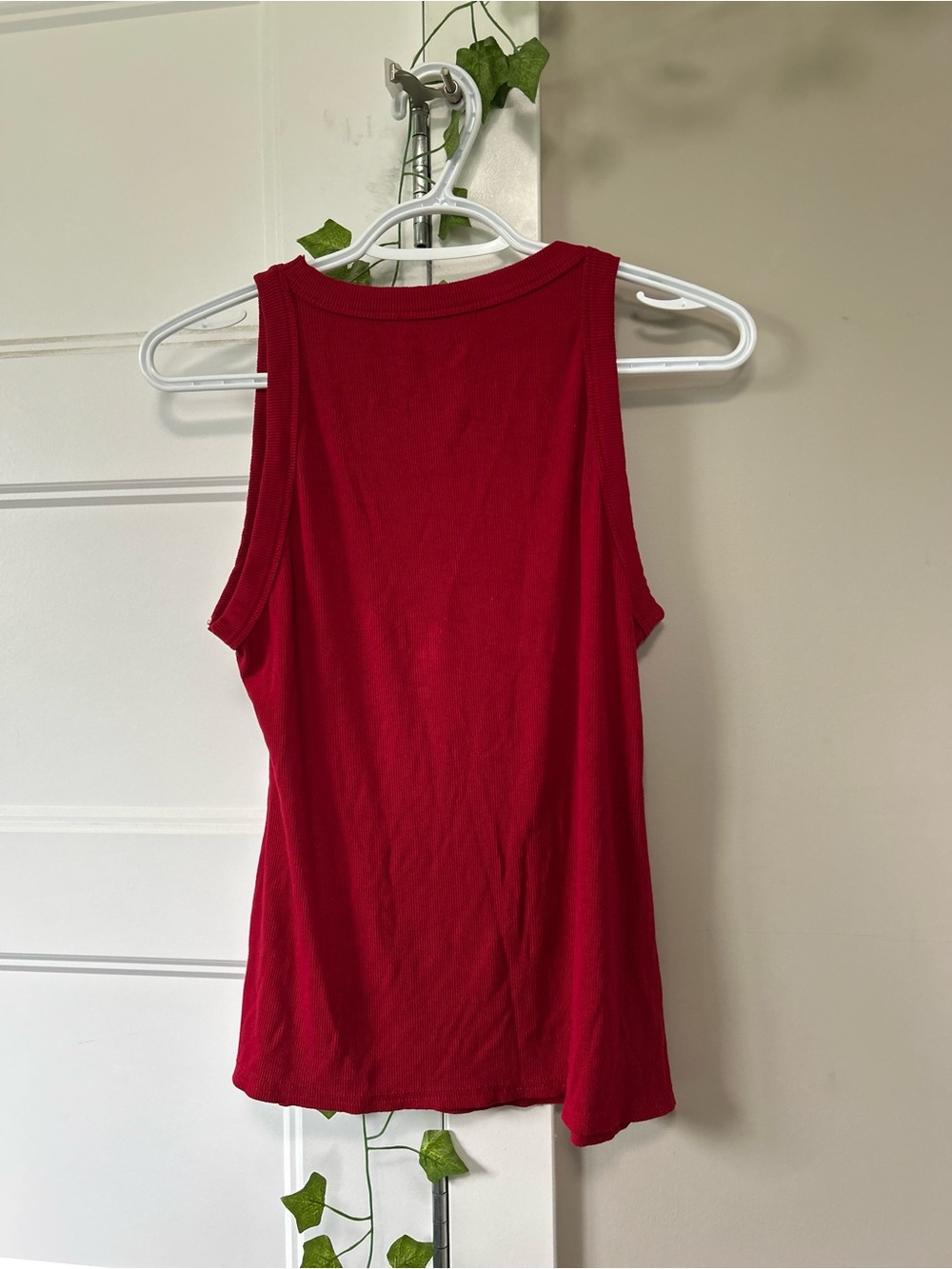 chic Red Sleeveless Ribbed Tank - Picture 2 of 2